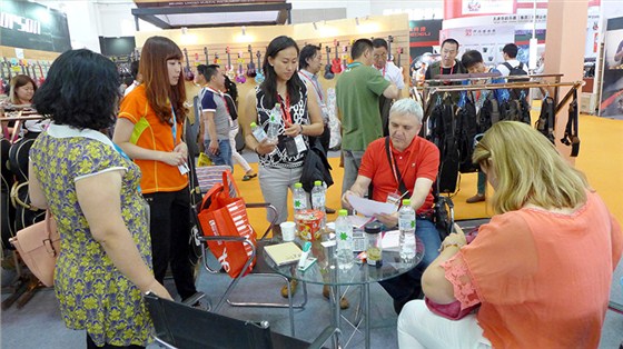 2014年金川樂(lè)器箱包應(yīng)邀參加北京樂(lè)器展覽會(huì)