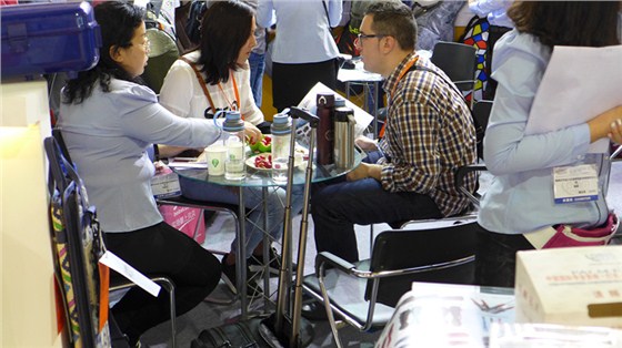 西班牙客戶來金川展位參觀