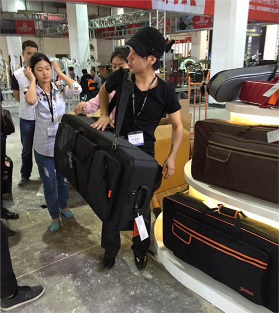 日本指彈大師谷本光來金川展位參觀