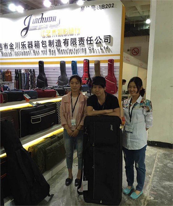 谷本光與金川工作人員合影