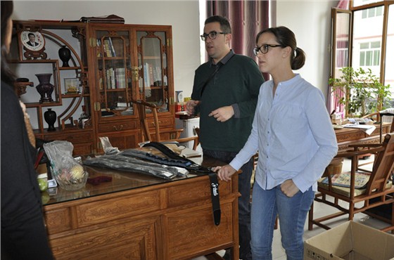 西班牙客戶了解金川吉他背帶