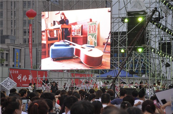 大屏幕播放金川宣傳片_副本