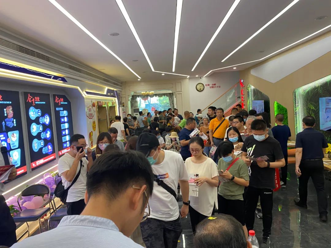 神秘大礼令人震惊！直击红牛装饰25周年庆活动现场，气氛太火爆！15人山人海的签售现场