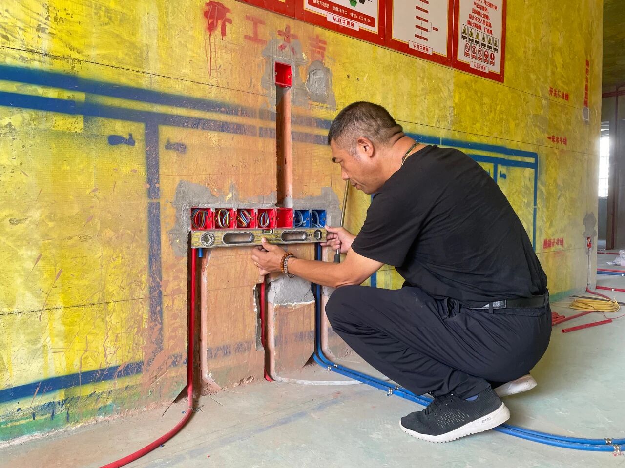 金九銀十裝修季｜南京紅牛裝飾工程總監(jiān)：工地巡檢無小事，嚴(yán)苛落實(shí)工藝標(biāo)準(zhǔn)！