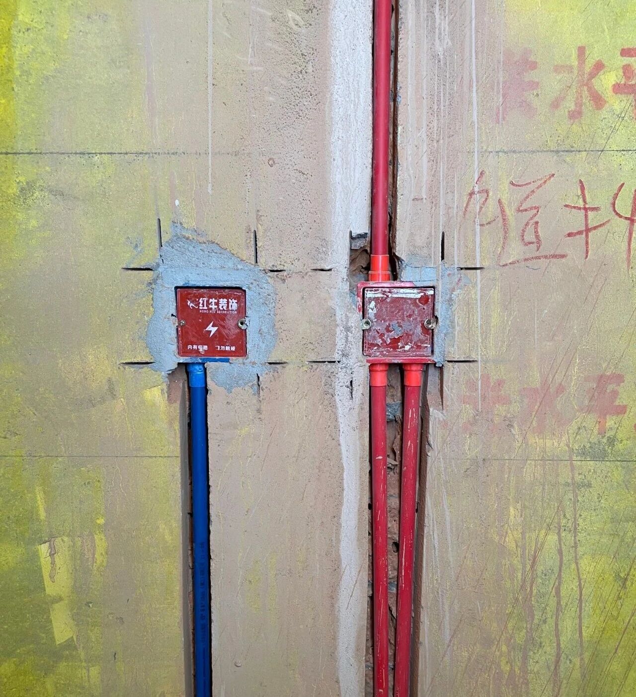 差別真的太大了！南京紅牛裝飾標準化水電工藝vs非正規(guī)／熟人施工隊的水電工藝！06