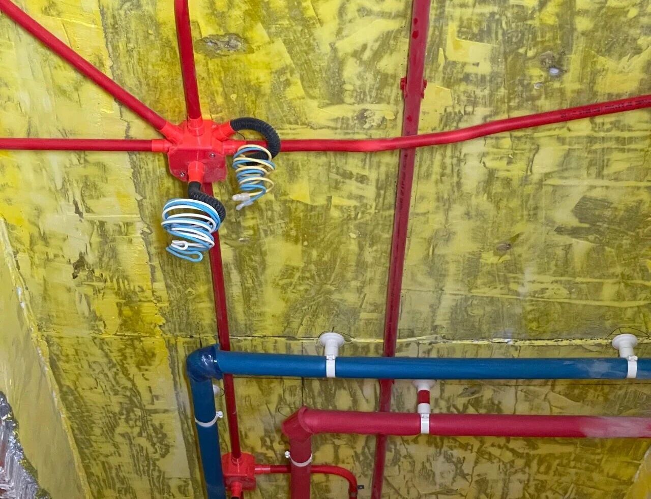 差別真的太大了！南京紅牛裝飾標準化水電工藝vs非正規(guī)／熟人施工隊的水電工藝！09