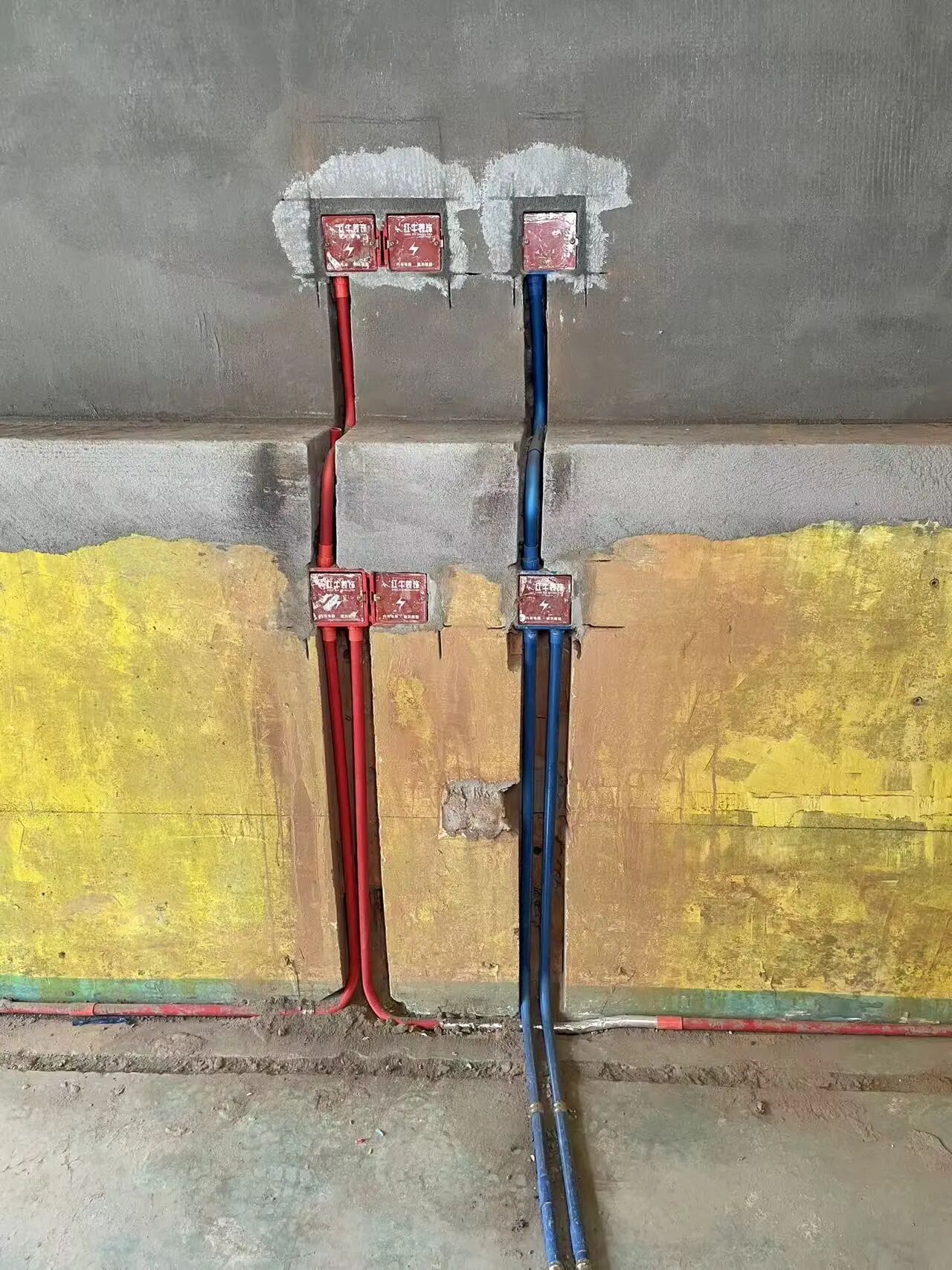 差別真的太大了！南京紅牛裝飾標準化水電工藝vs非正規(guī)／熟人施工隊的水電工藝！11