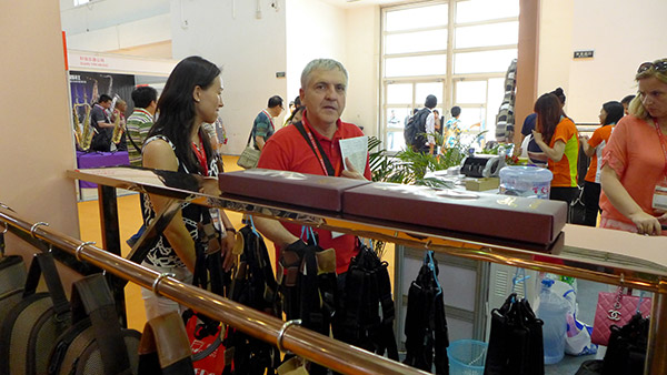 金川樂(lè)器箱包北京樂(lè)器展覽會(huì)上海外意向客戶來(lái)訪