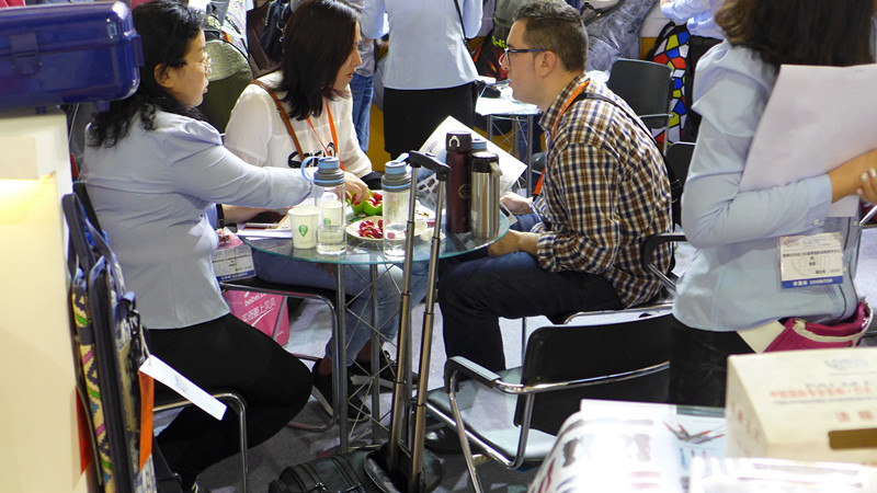 西班牙客戶來金川展位參觀