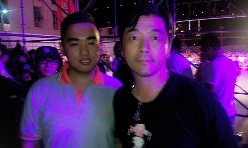 金川工作人員與黑豹樂隊秦勇合影_副本