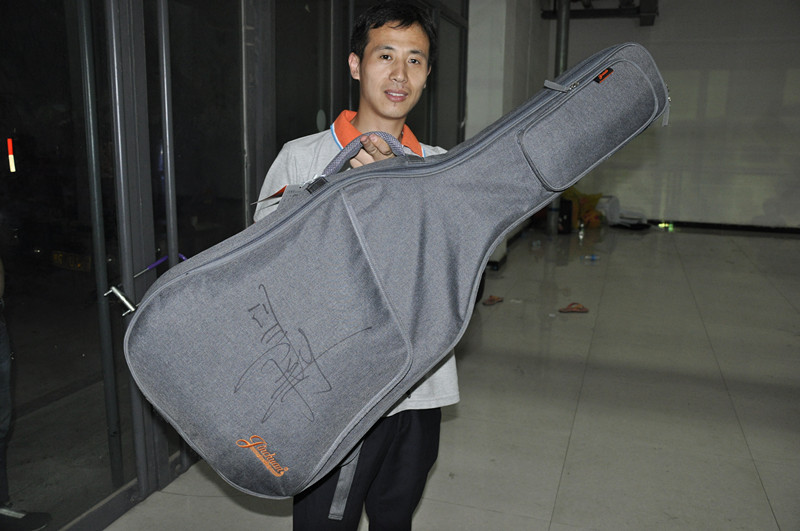 湯潮簽名的金川吉他包_副本