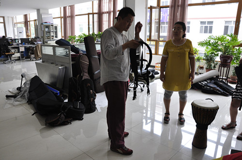 金川客戶講解非洲鼓背帶